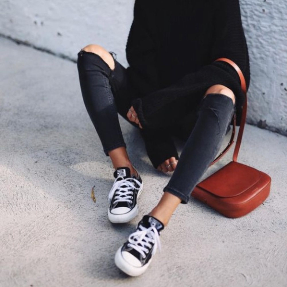 Womens size 9 low top black converse